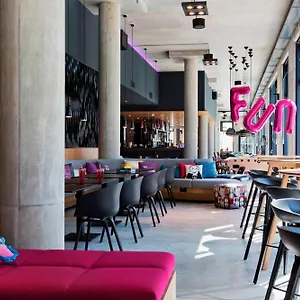 Moxy Airport מלון